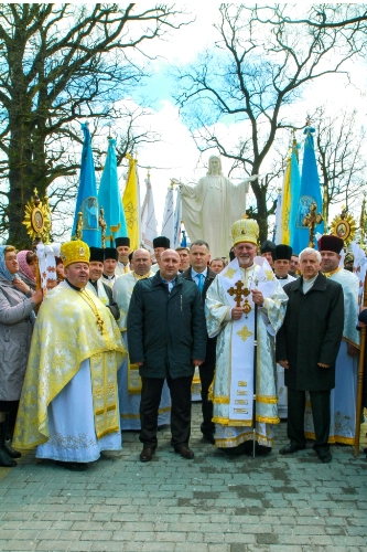 На Франківщині освячено найвищу скульптуру Ісуса Христа На Франківщині освячено найвищу скульптуру Ісуса Христа